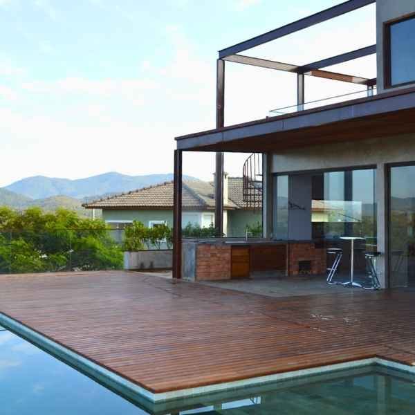 16 Residência contemporânea com estrutura metálica e cobertura de vidro