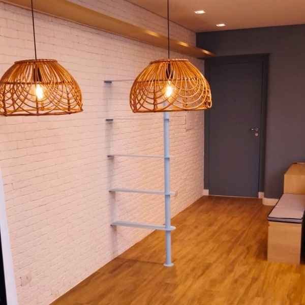 38 Ambiente interno reformado com iluminação pendente e parede de tijolos