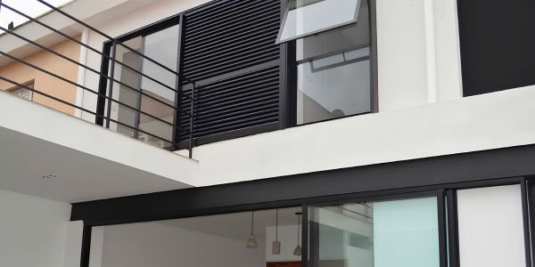 execucao-de-obras-ocs-engenharia-retrofit-residencia Fachada de residência modernizada em obra de retrofit